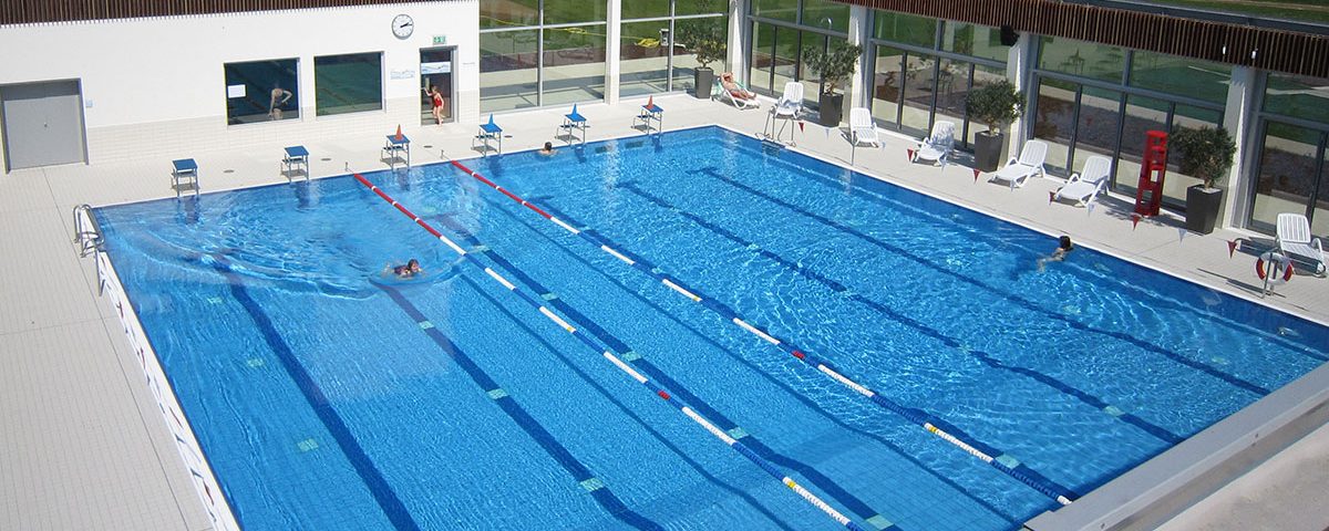 Sportbecken mit geöffneten Dach