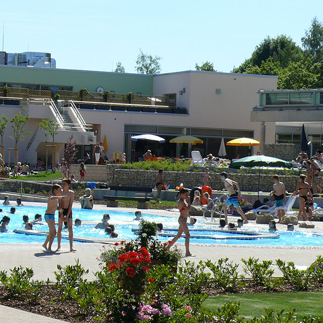 Erlebnisbecken im Außenbereich mit Ströhmungskanal