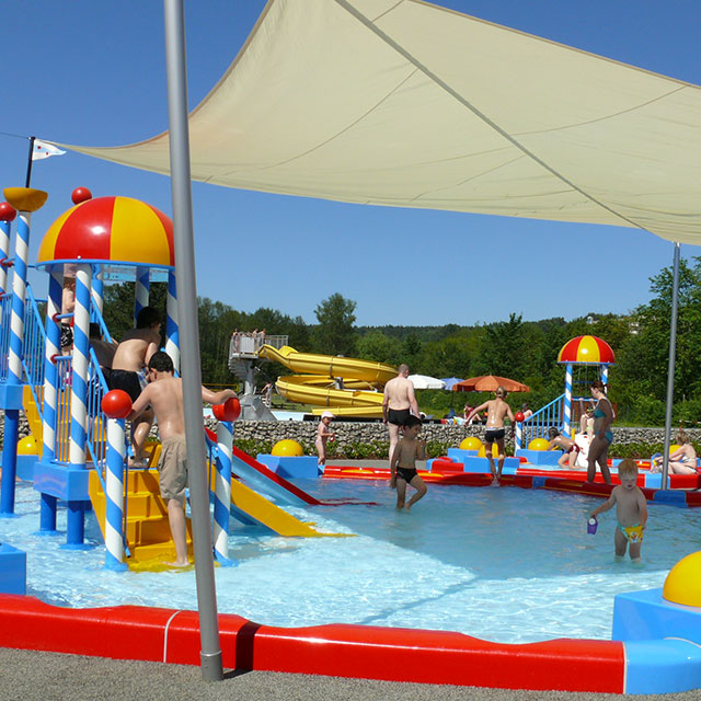 Kinderplanschbecken im Außenbereich - Mit Rutsche und Sonnenschutz