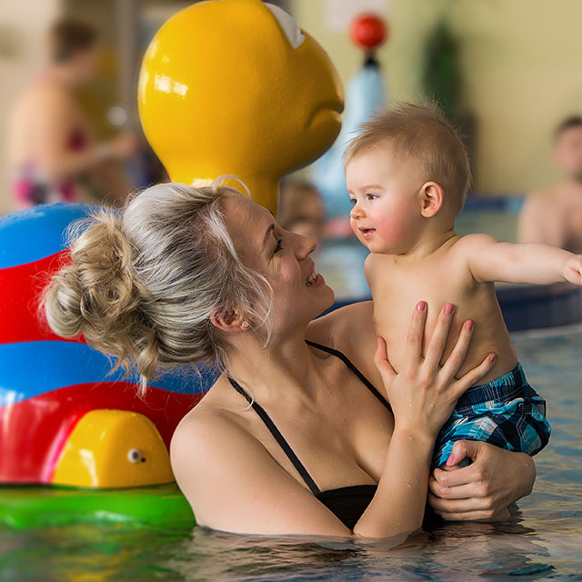 bad-innenbereich-babybecken Mutter mit Baby im Wasser