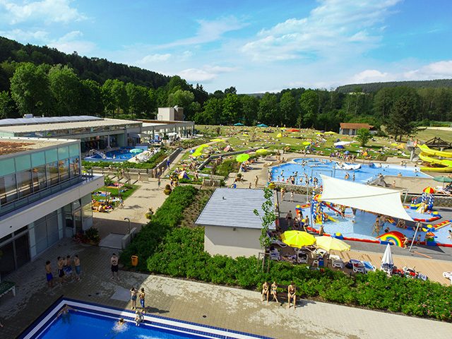 Ausblick auf das Schwimmbad vom Sprungturm