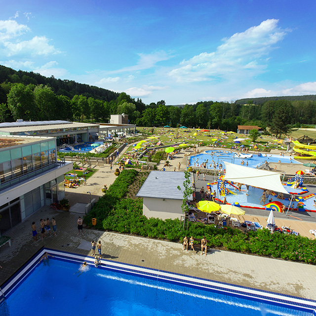 Ausblick auf das Schwimmbad vom Sprungturm