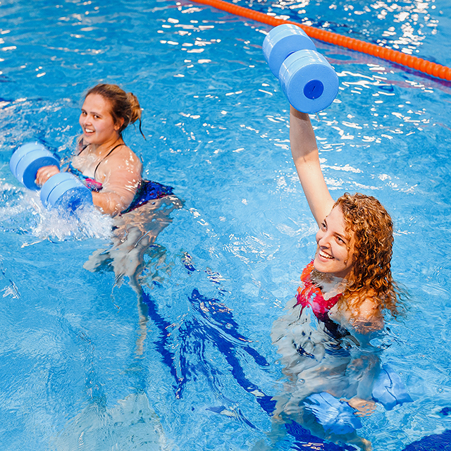 zwei Damen im Wasser beim AQUAFitness