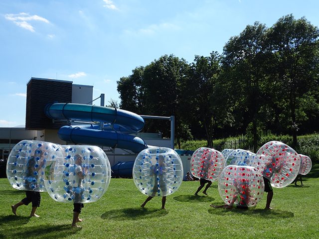 Bubble-Ball Spieler im Außenbereich