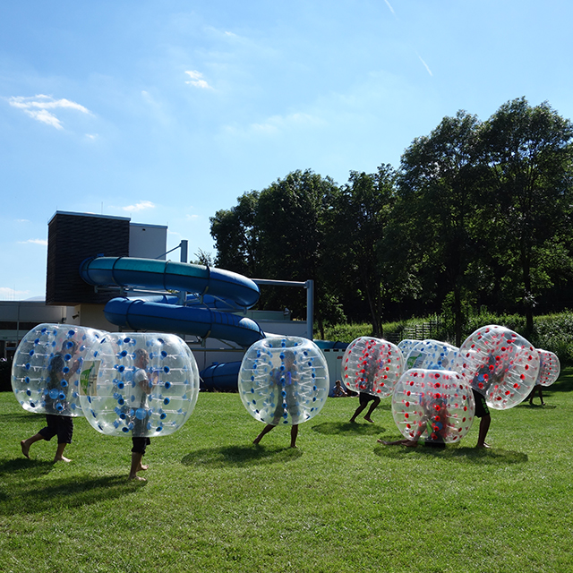 Bubble-Ball Spieler im Außenbereich