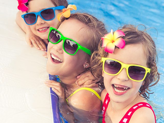 drei Mädchen mit Sonnenbrille im Wasser