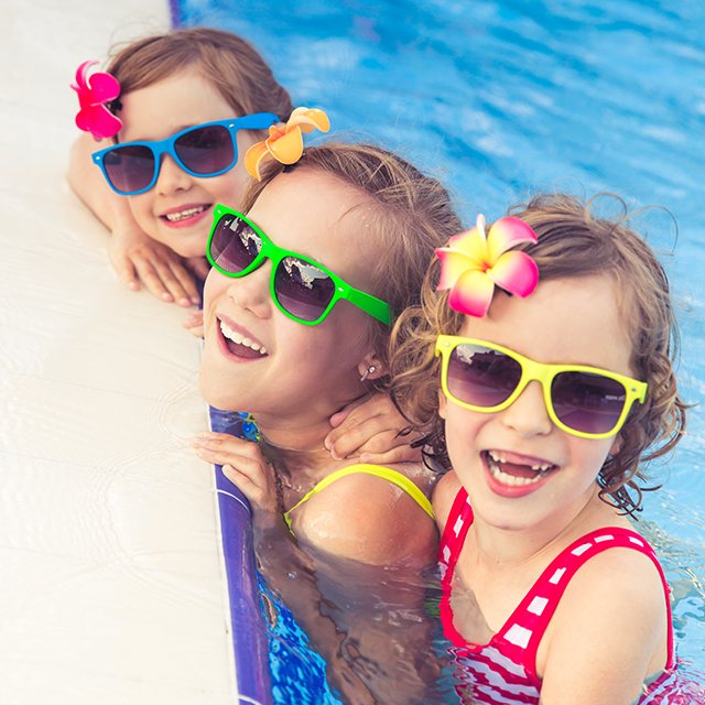 drei Mädchen mit Sonnenbrille im Wasser