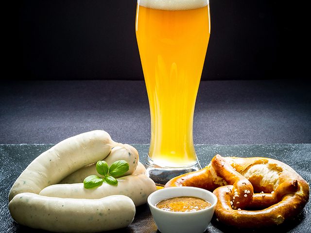 Weisswurst mit Brezel und Bier