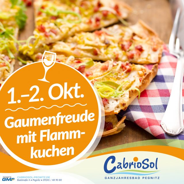 Geschnittener Flammkuchen neben karo-Serviette