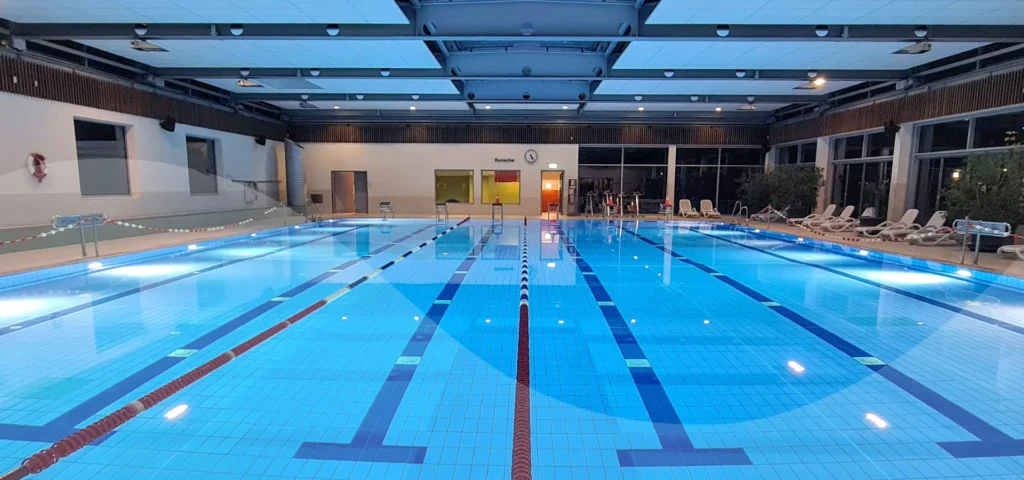 Leeres Schwimmbecken im Innenbereich