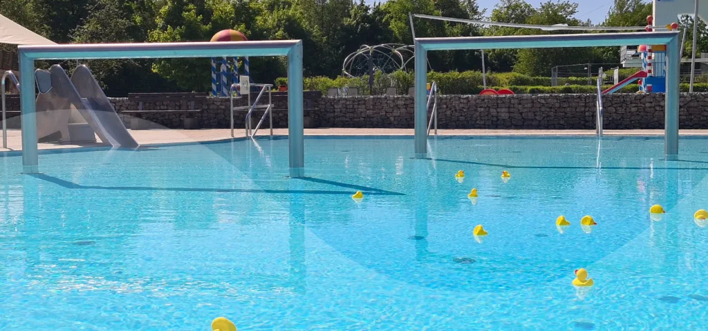Außenbecken mit gelben Badeenten