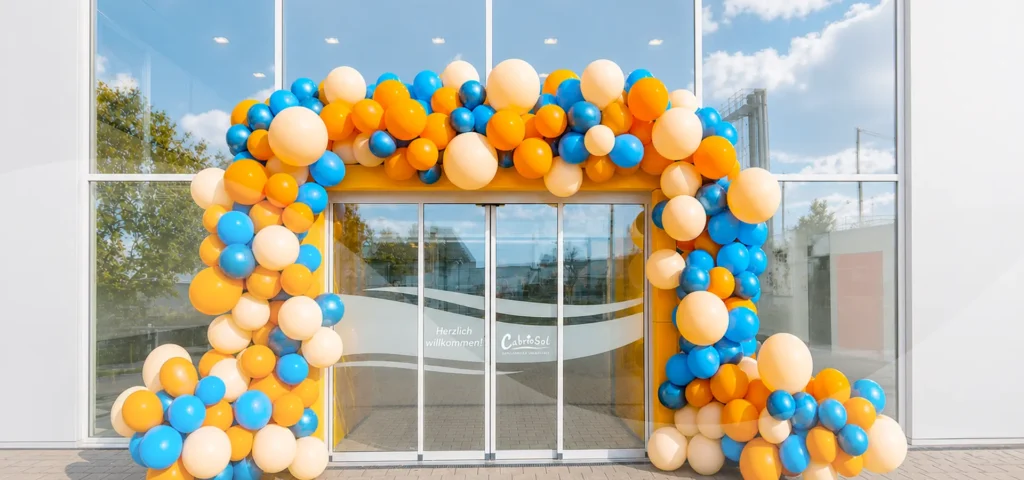 Ballongirlande um die Schiebetüren beim Eingang