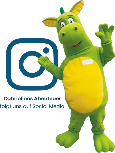 Maskottchen Cabriolino der grüne Drache winkt mit Instagram Icon.