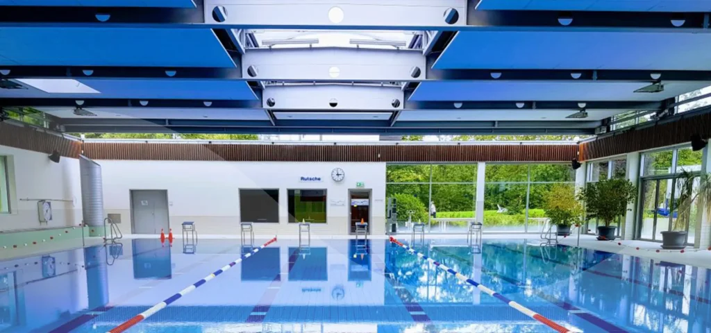 Leeres Schwimmbecken im Innenbereich