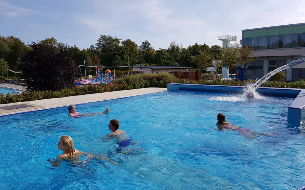 Gruppe von Menschen im Solebecken