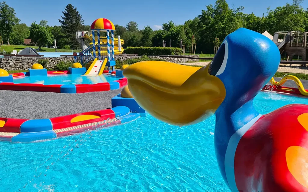Spielfigur im Außenbereich Kinderbecken