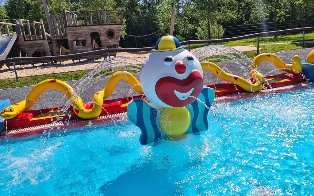 Wasser spritzender Clown im Außenbereich Kinderbecken