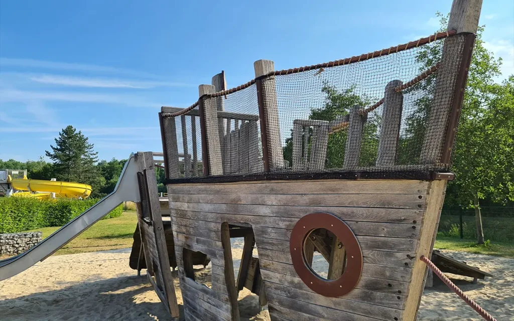 Piratenschiff mit Rutsche im Sandkasten