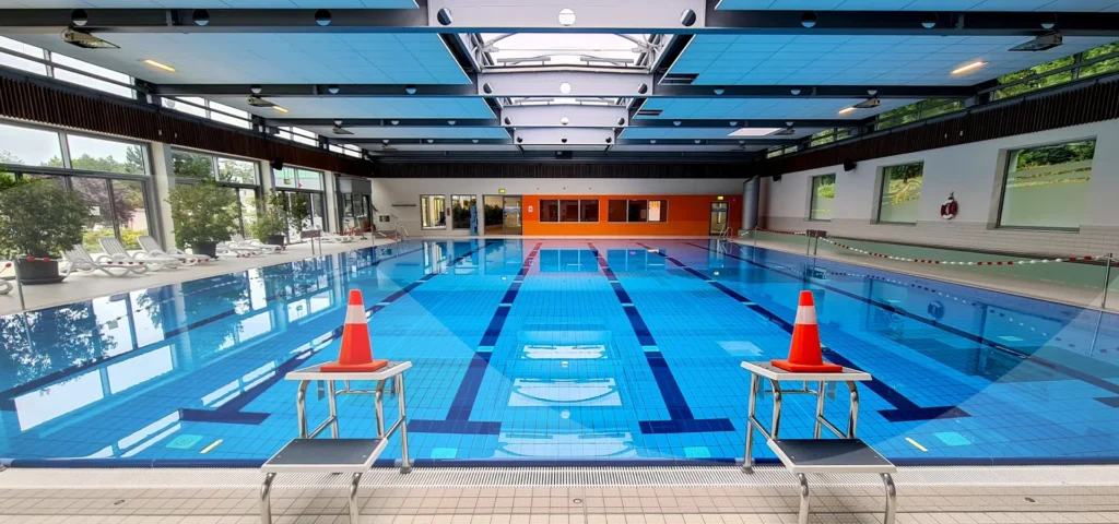 Leeres Schwimmbecken im Innenbereich mit Startblöcken