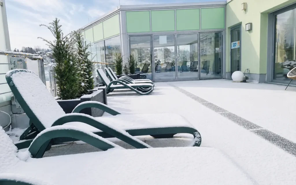 Liegewiese im Außenbereich im Winter mit Schnee